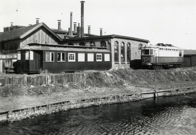170286 Afbeelding van enkele als noodwoning (?) ingerichte tramrijtuigen bij de locomotiefloods van N.S. te Alkmaar.